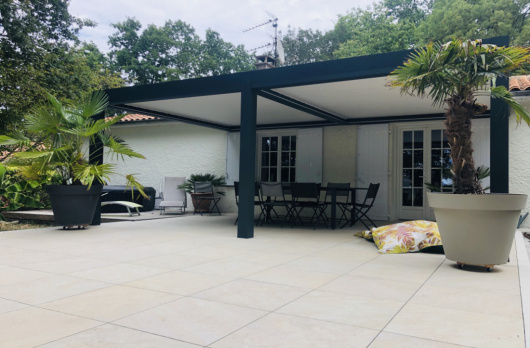 À côté d'une piscine, au milieu du jardin : l'emplacement idéal pour votre pergola