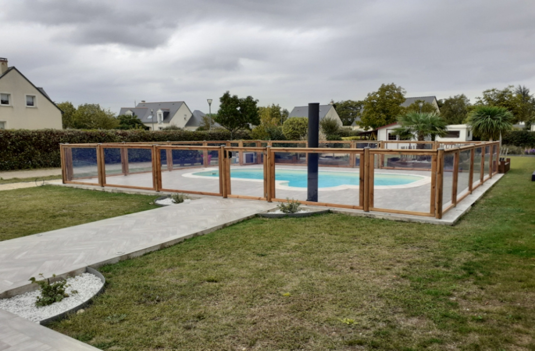 Piscine délimitée par une clôture