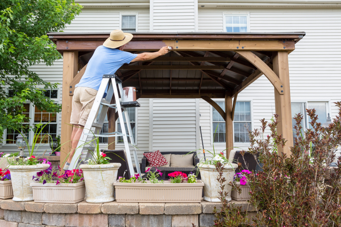 Tous nos conseils pour l'entretien d'un carport ou d'une pergola