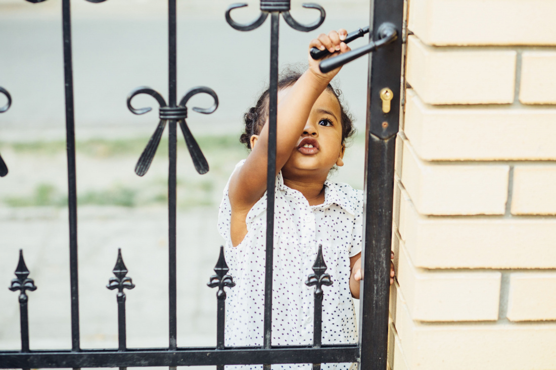 Clôture et portail pour la protection des enfants : choisir la meilleure installation 