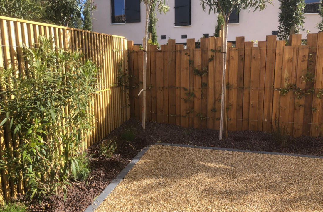 Clôtures en bois avec plantes