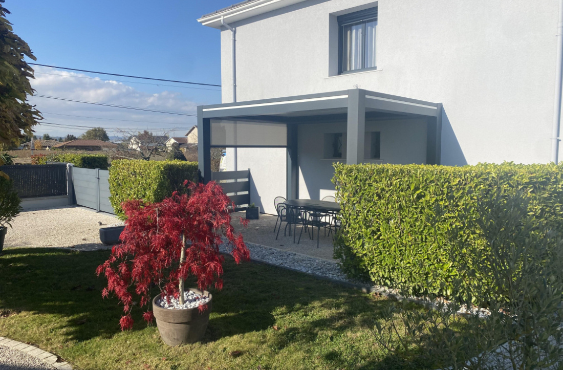 Pergola entouré d'une clôture haie