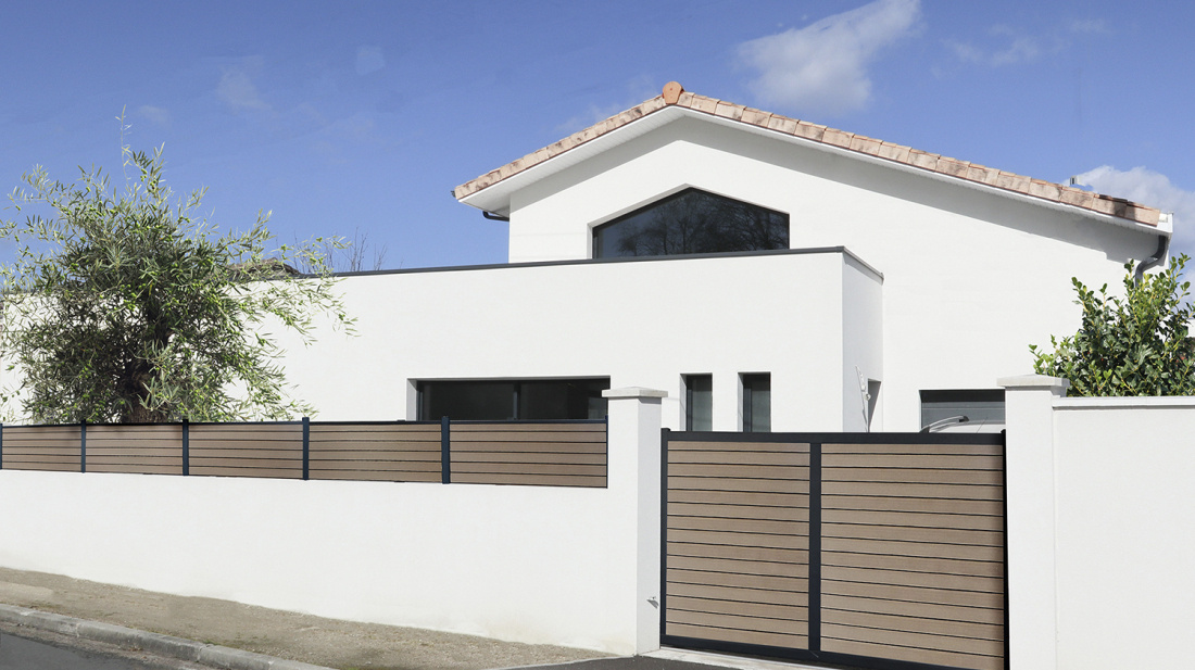 Clôture design sur muret