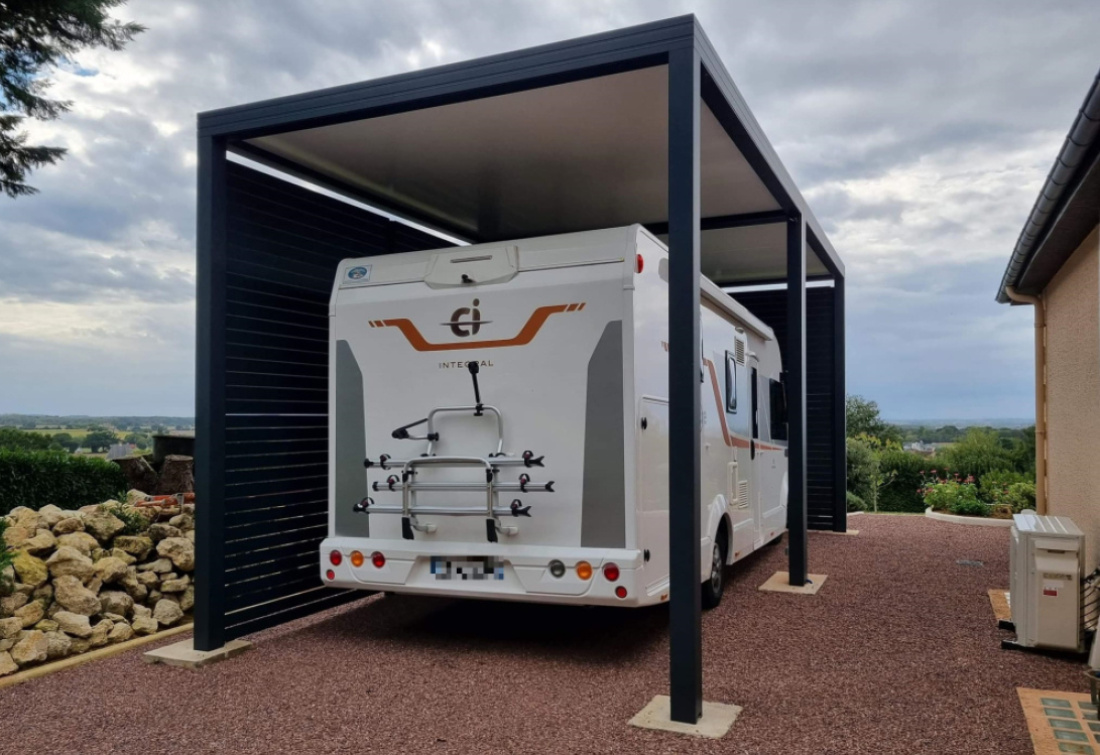 Le carport aluminium : un abri de voiture très résistant