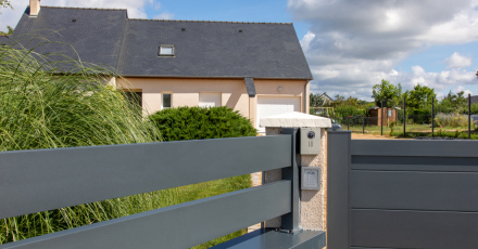 Clôture sur muret : choisir la bonne clôture pour s’accorder avec son muret 